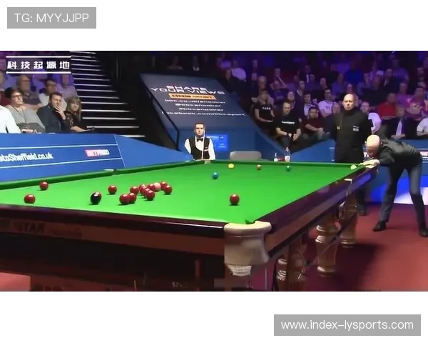 威尔逊顶袋精准进球引来掌声